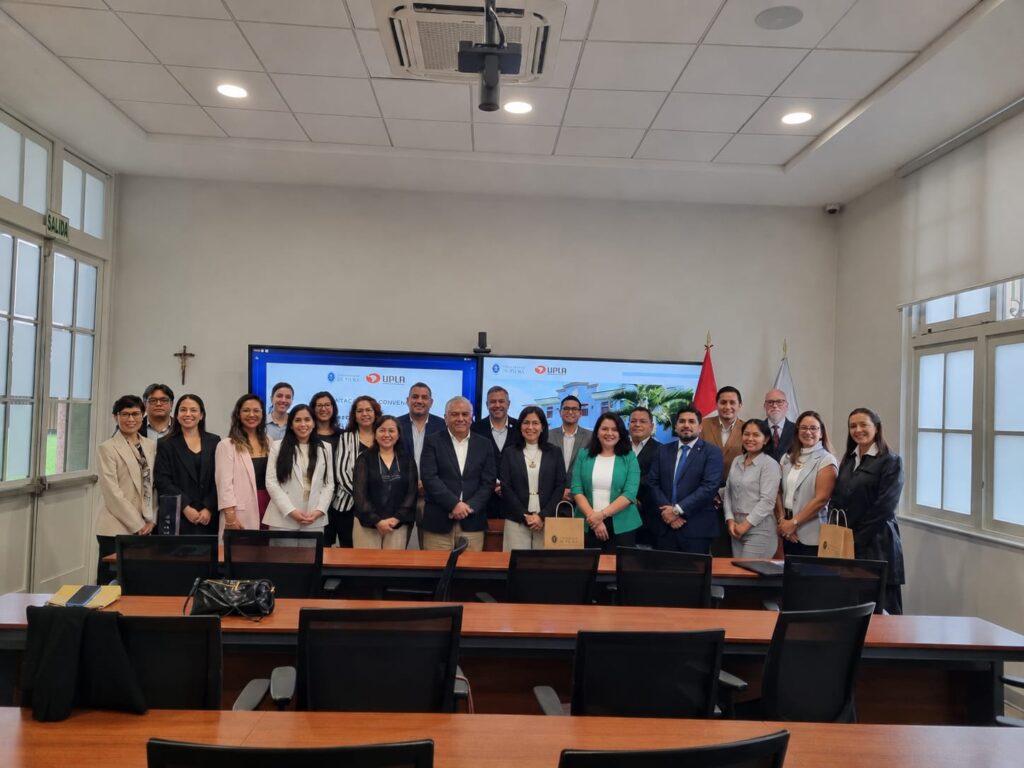 Convenio entre UDLA y Universidad de Piura