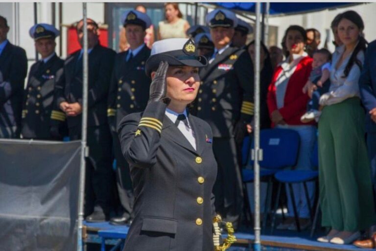Egresada de Derecho de UDLA es la primera capitana de puerto del país