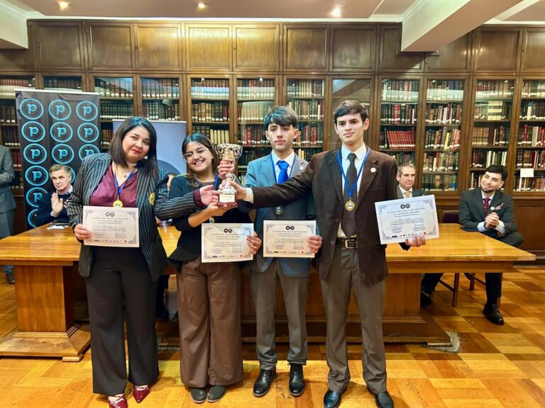 Estudiantes de Derecho UDLA obtienen el primer lugar en Torneo de Debates Jurídicos del Colegio de Abogados de Chile