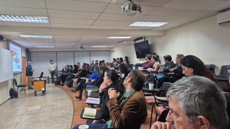 Con el objetivo de fortalecer las herramientas docentes para el manejo de contextos complejos en el aula, la Unidad de Apoyo Pedagógico de Sede Santiago desarrolló la capacitación “Clima en Aula”, dirigida a académicos de los campus Providencia y Santiago Centro.