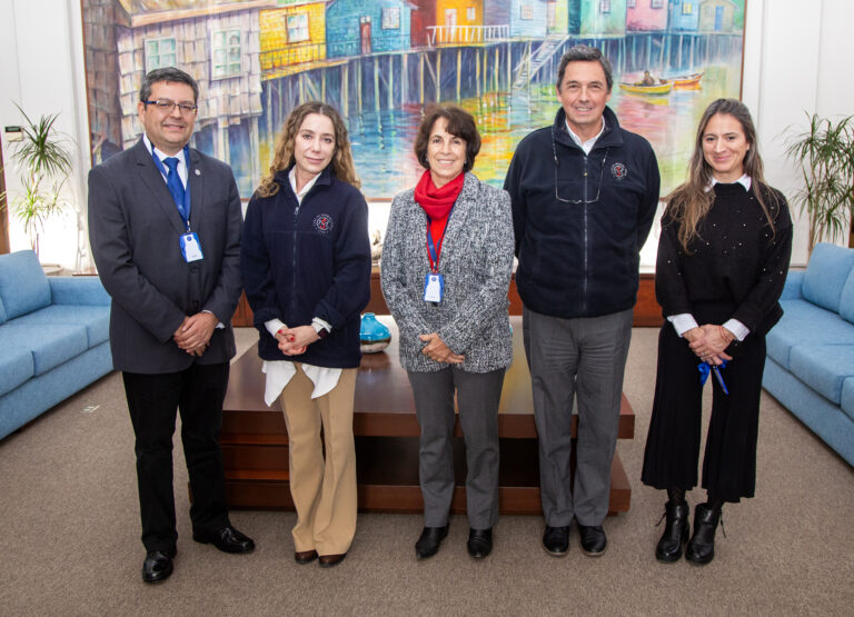 Rectora de UDLA y Decano de la Facultad de Ingeniería y Negocios visitan Casa de Moneda para fortalecer alianzas en innovación, seguridad y certificación académica