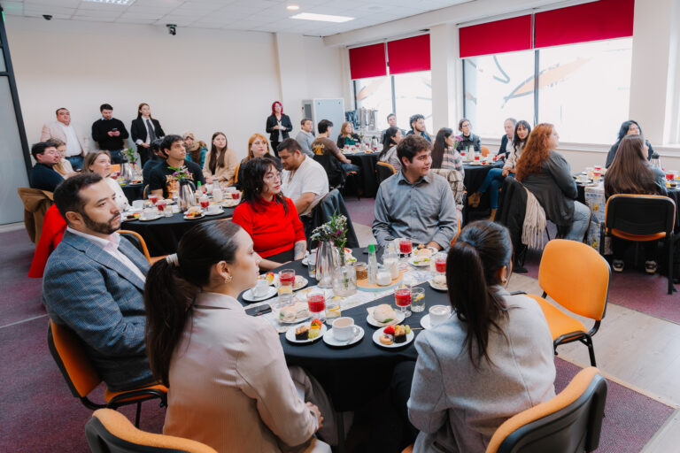 UDLA reconoce a más de 90 estudiantes destacados por su compromiso, liderazgo y participación en la vida universitaria