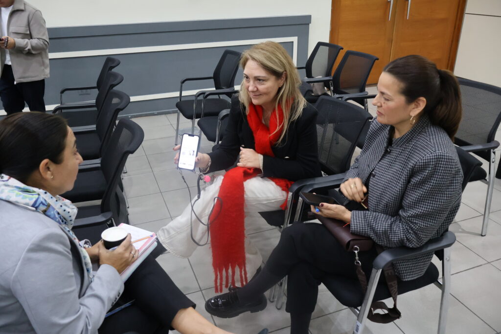 Redmad refuerza redes de liderazgo femenino en actividad realizada junto a UDLA