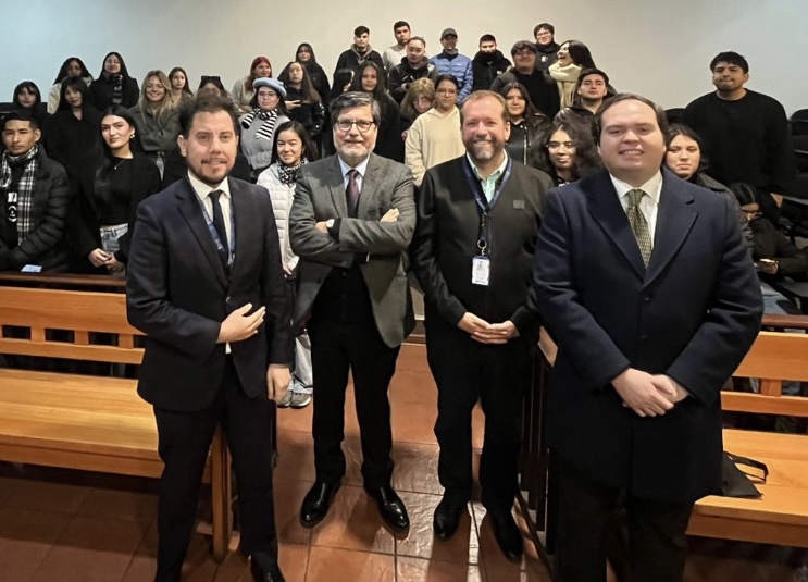 Académico de Derecho UDLA participa en conversatorio sobre libertad de expresión y derechos fundamentales en la UBO