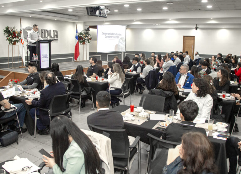 Sede Santiago reconoce a estudiantes  por su compromiso con la comunidad universitaria