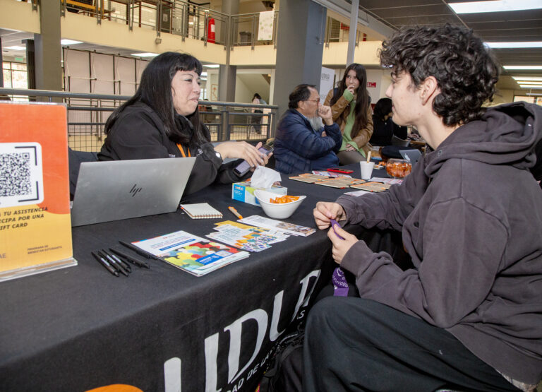 Feria de Redes y Beneficios Sociales acerca orientación y apoyo estudiantil en sedes UDLA
