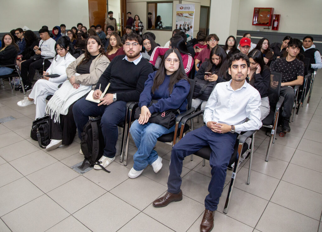 Escuela de Ingeniería Comercial UDLA realiza charla magistral sobre gestión de personas en Metro de Santiago