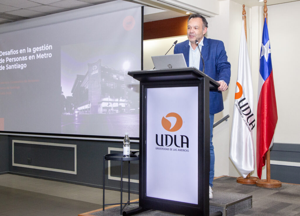 Escuela de Ingeniería Comercial UDLA realiza charla magistral sobre gestión de personas en Metro de Santiago