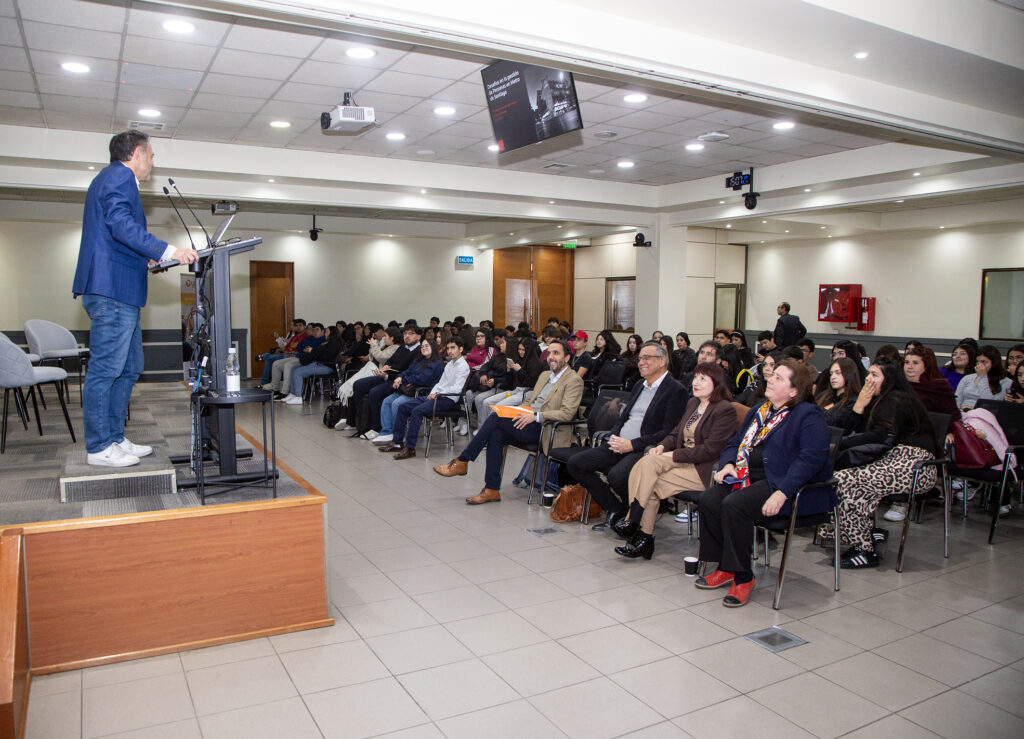 Escuela de Ingeniería Comercial UDLA realiza charla magistral sobre gestión de personas en Metro de Santiago