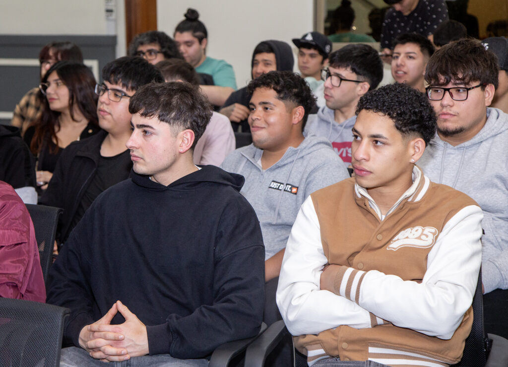 Escuela de Ingeniería Comercial UDLA realiza charla magistral sobre gestión de personas en Metro de Santiago
