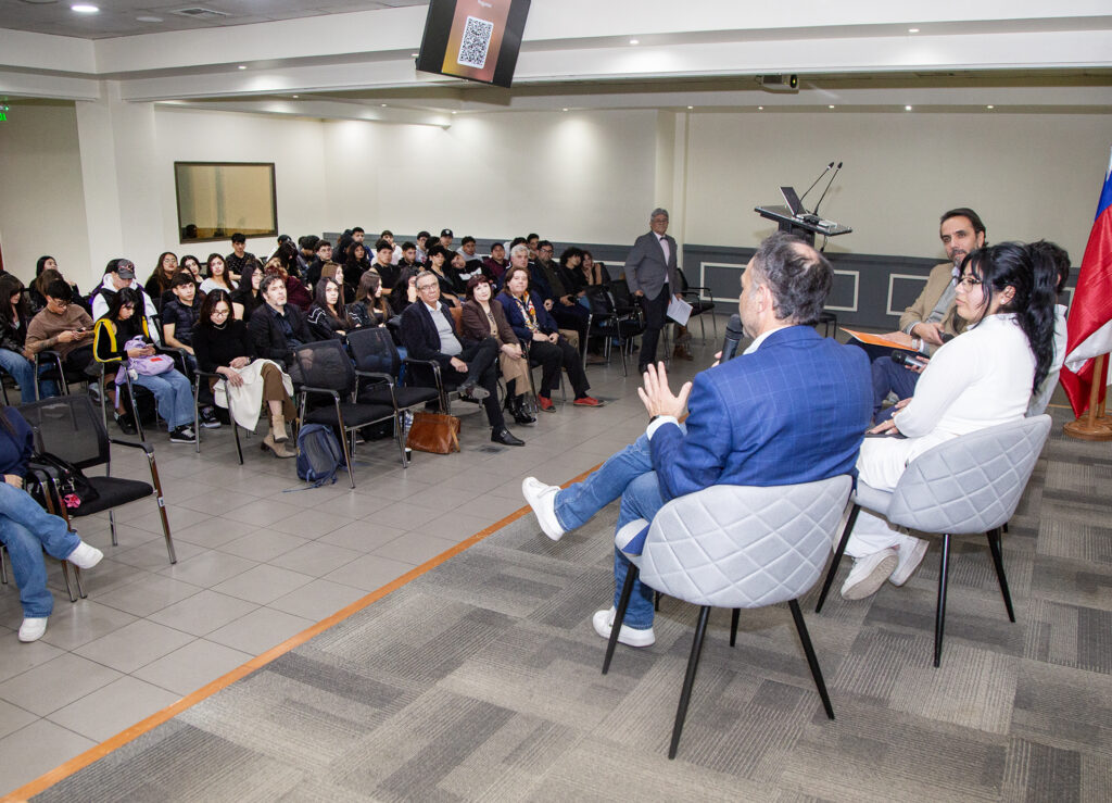 Escuela de Ingeniería Comercial UDLA realiza charla magistral sobre gestión de personas en Metro de Santiago