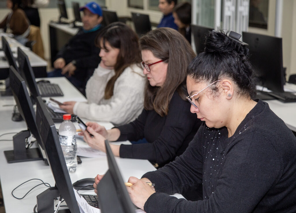 un taller de educación financiera dirigido a vecinos de la comuna de Santiago