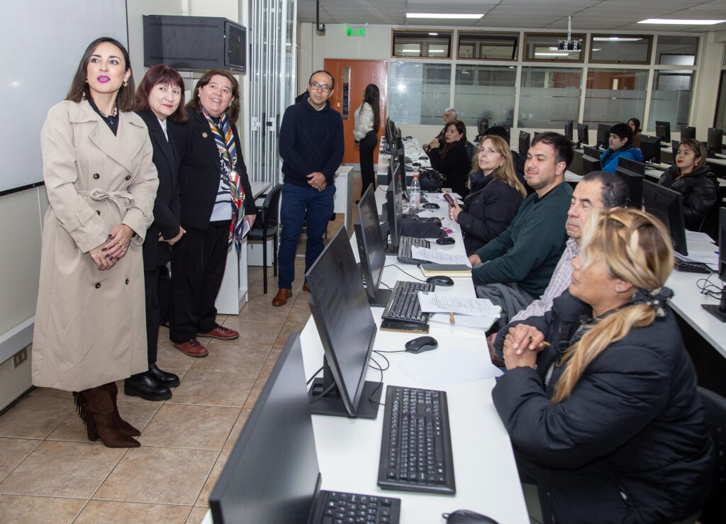 un taller de educación financiera dirigido a vecinos de la comuna de Santiago