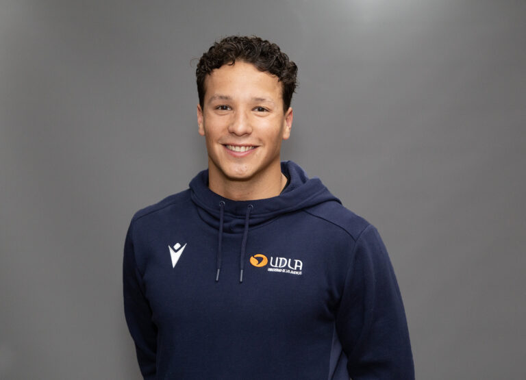 Universidad de Las Américas reconoce al nadador Luis Toledo por su destacado aporte al deporte nacional