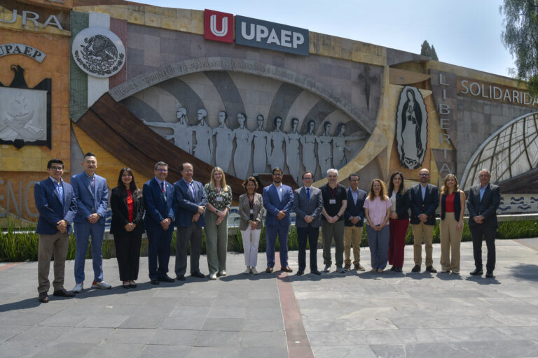 Decano de Facultad de Ingeniería y Negocios UDLA visita universidad mexicana