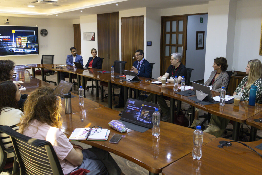 Decano de Facultad de Ingeniería y Negocios UDLA visita universidad mexicana