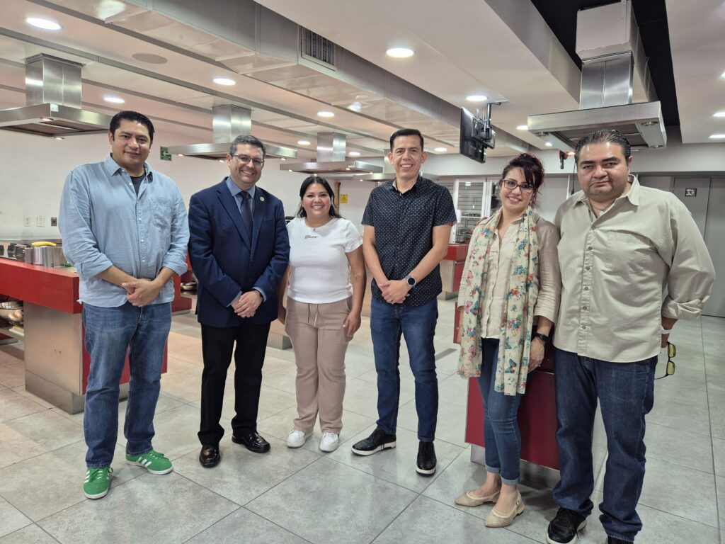 Decano de Facultad de Ingeniería y Negocios UDLA visita universidad mexicana