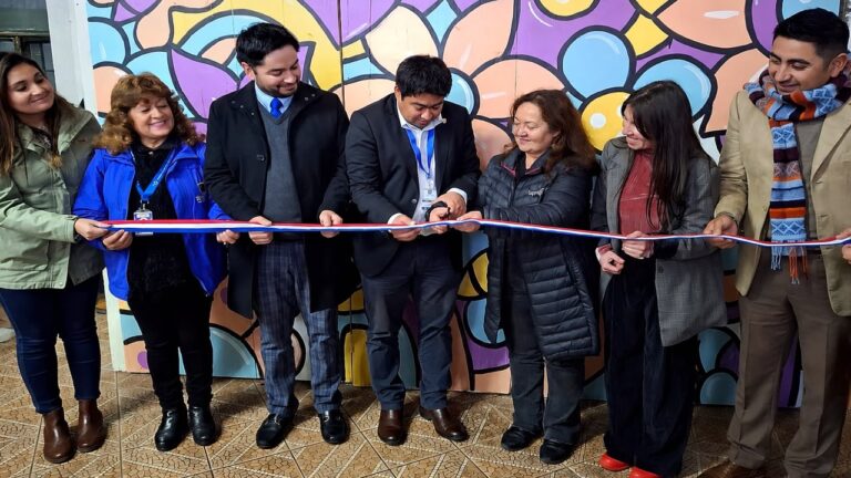 Estudiantes de UDLA presentan 30 planes de acción e inauguran mural comunitario en el barrio Lorenzo Arenas 
