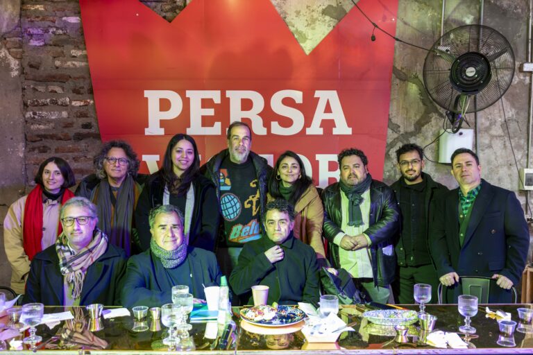 Académicos de la Escuela de Arquitectura realizan Mesa Performática en el Persa Víctor Manuel