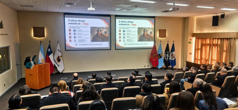 Académica del Observatorio de IA en Educación UDLA participa en charla magistral del Ejército de Chile