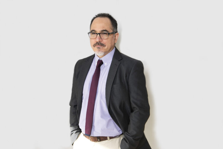 Investigador asociado de CIPAES presenta estudio sobre procesamiento del discurso académico en congreso internacional
