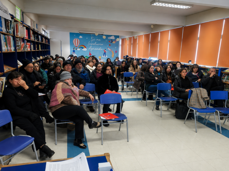 Académica del Magíster en Educación e Innovación (MEI) realiza capacitación sobre IA para docentes del Liceo Chiloé de Puente Alto