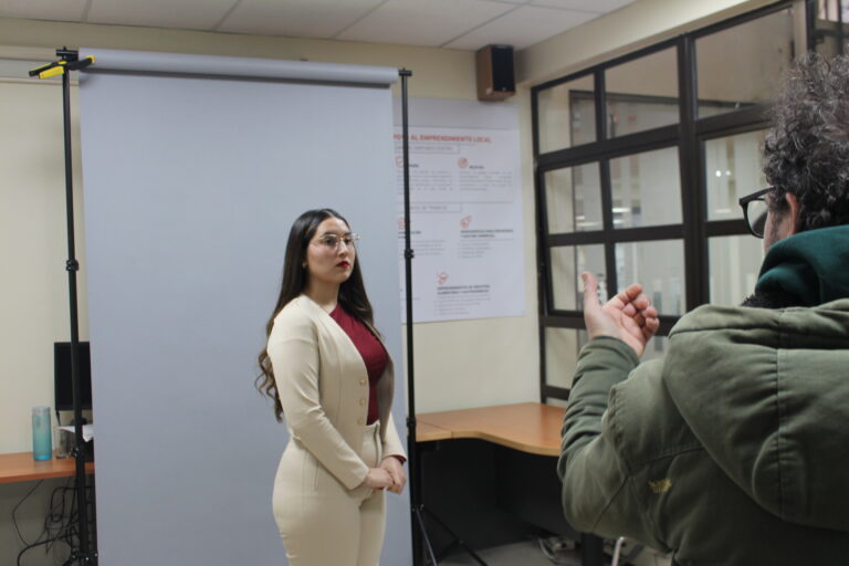 UDLA entrega servicio de fotografía profesional para perfil de LinkedIn durante las jornadas de titulación