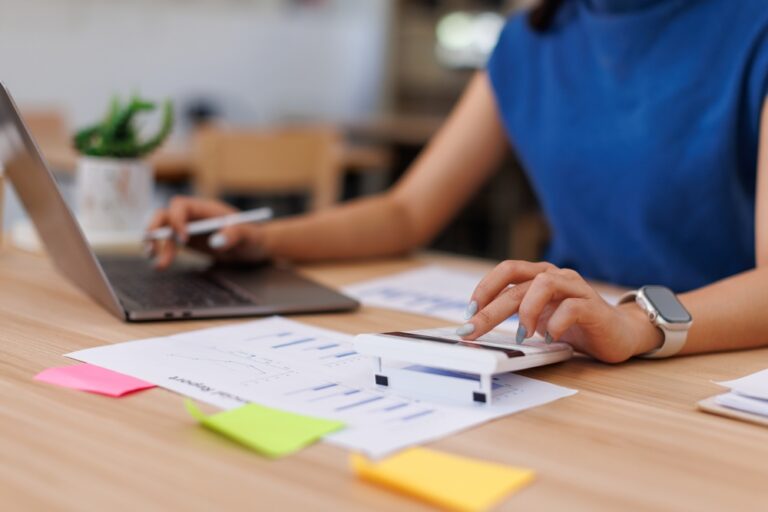 Estudiantes y egresados UDLA se capacitan para enfrentar la independencia económica y el emprendimiento