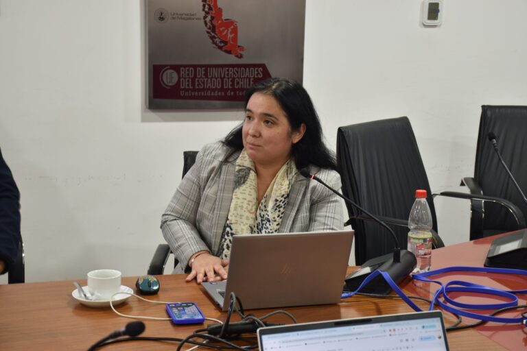 Académica UDLA expone en el lanzamiento del primer Comité Universitario de IA de la Universidad de Atacama