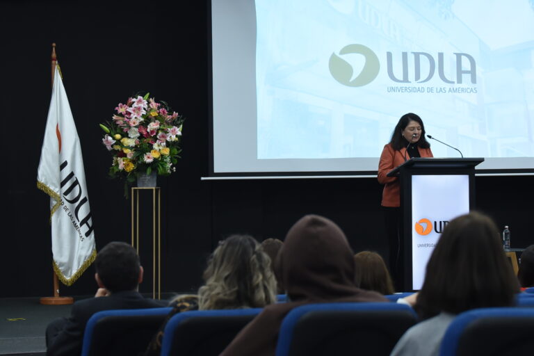 Más de 400 titulados de eCampus UDLA culminan una importante etapa de formación profesional 