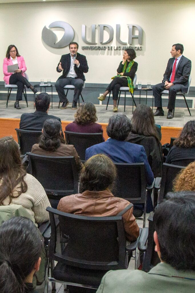 Dos hombres y dos mujeres hablando en panel