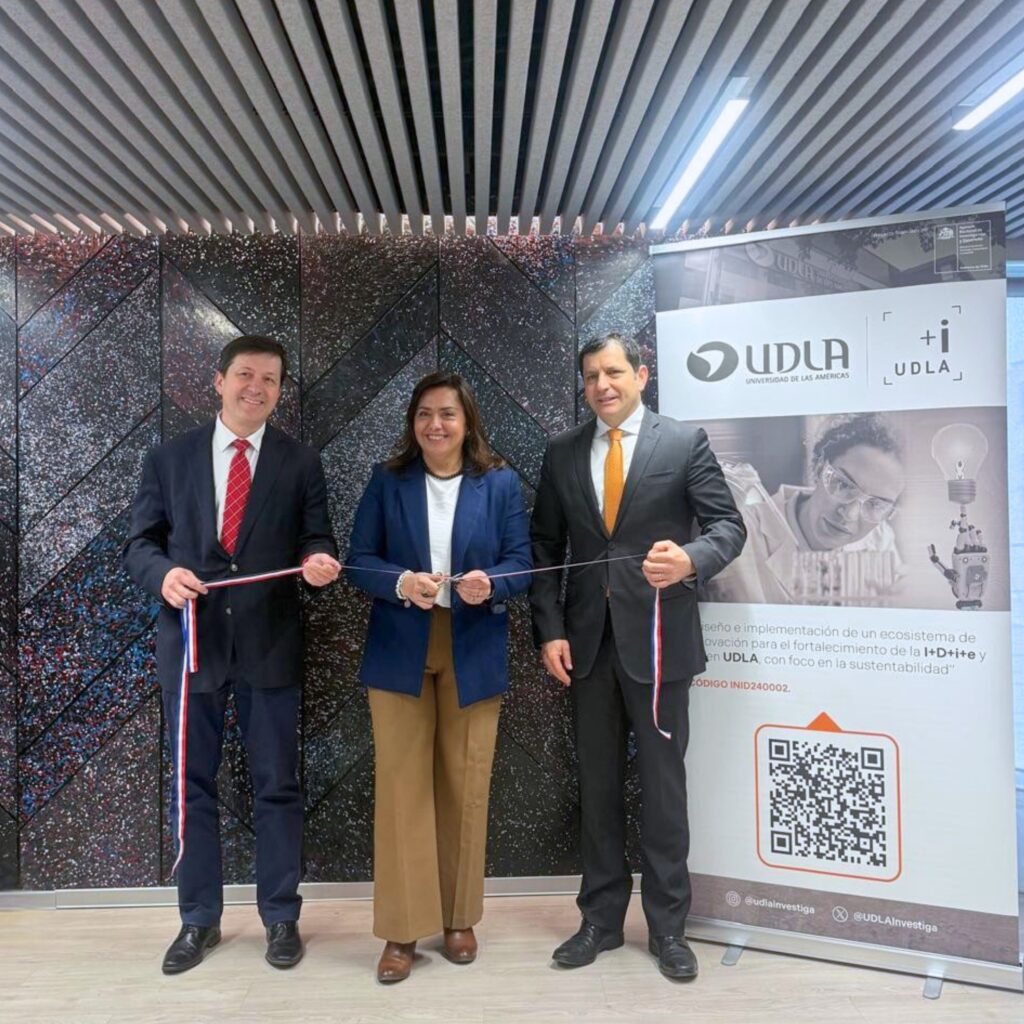 Personas cortando cinta de inauguración
