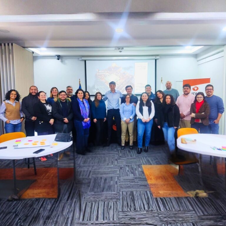 Grupo de personas posando a la cámara