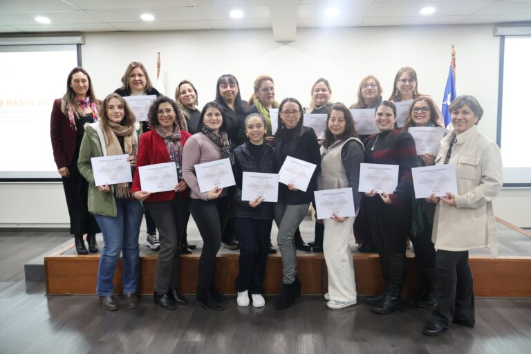 Escuela de Fortalecimiento Femenino de Universidad de Las Américas culmina una nueva versión con foco en innovación y uso de IA