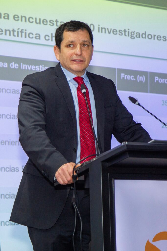 Hombre hablando frente a micrófono
