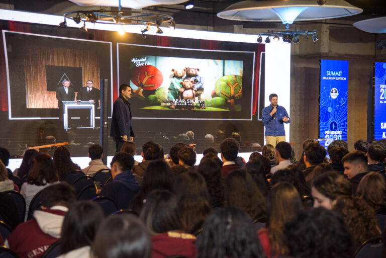 Académicos de Universidad de Las Américas inspiran a miles de estudiantes en Protagonistas 2030 con ciencia, creatividad e innovación 
