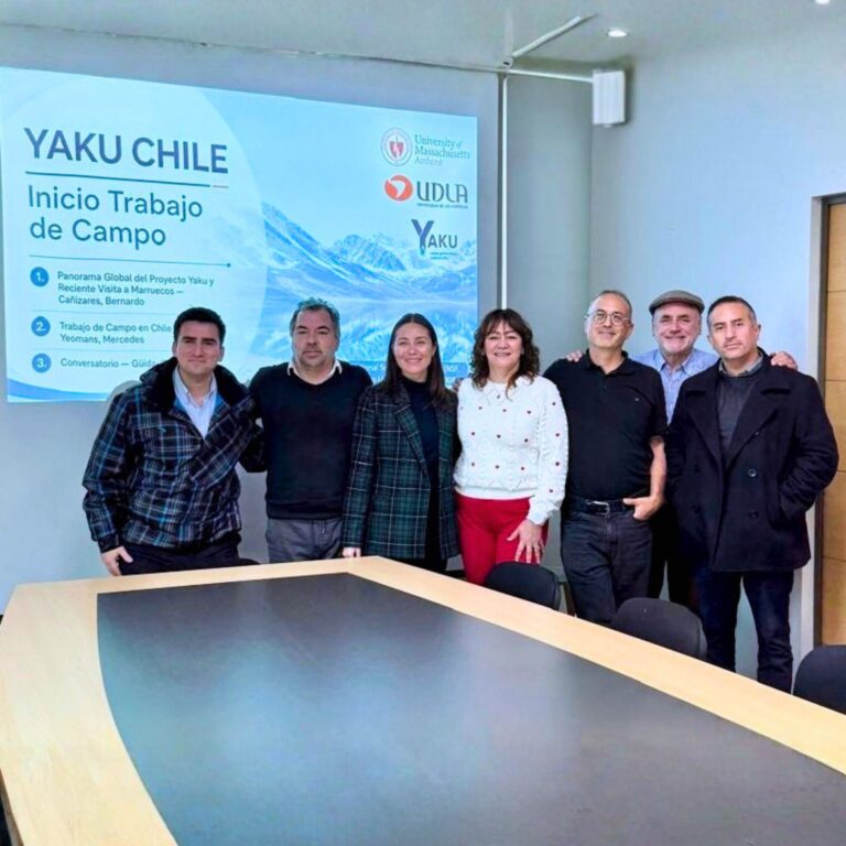 grupo de personas posan para fotrografia frente a pantalla