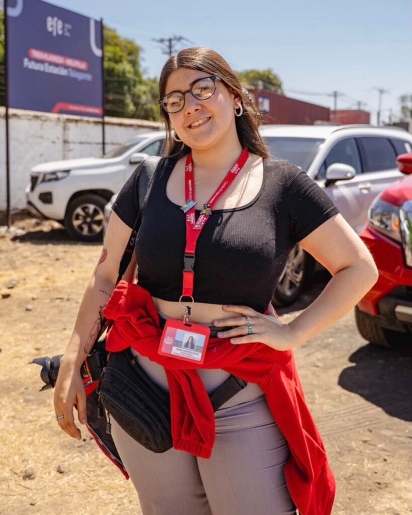 Javiera Fernández, egresada de Publicidad en su trabajo