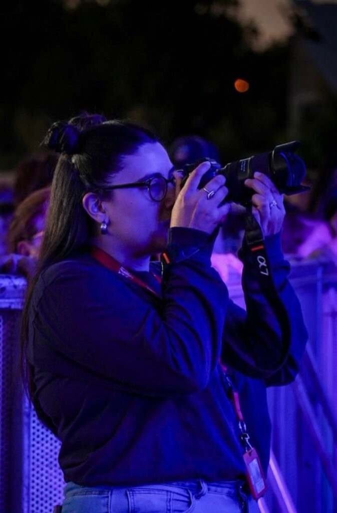 Javiera Fernández, egresada de Publicidad tomando una fotografía