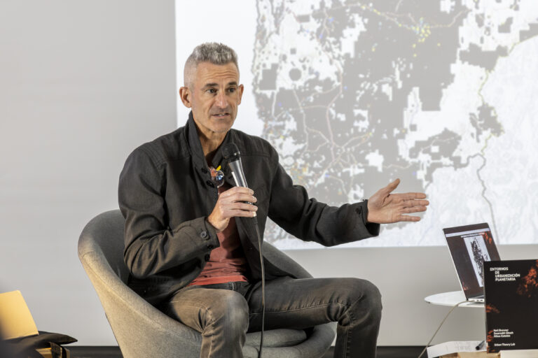 El teórico urbano estadounidense Neil Brenner lanza libro sobre urbanización planetaria en el Espacio Galpón UDLA