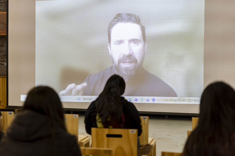 Egresado de Universidad de Las Américas realiza charla a estudiantes de la Escuela de Arquitectura