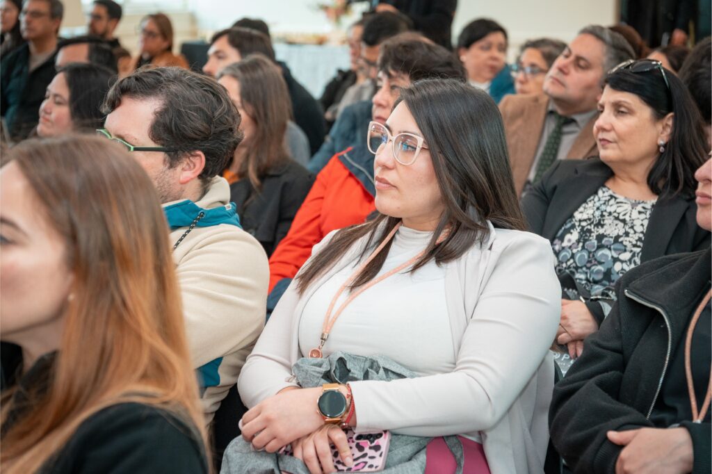 Mujer escuchando charla de ciencia abierta