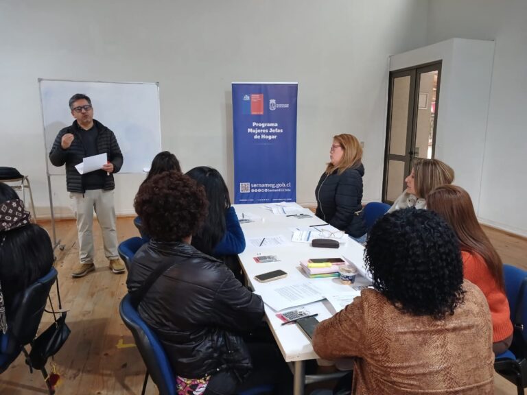 Académico de Agronomía realiza talleres sobre gestión de costos para agricultores y emprendedoras de Talagante