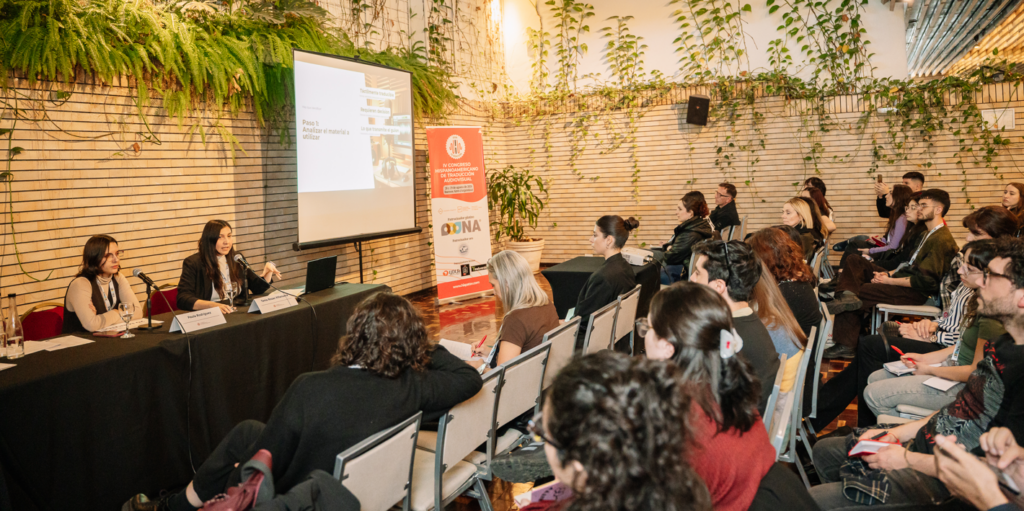 Académicos UDLA Congreso Hispanoamericano exponiendo 