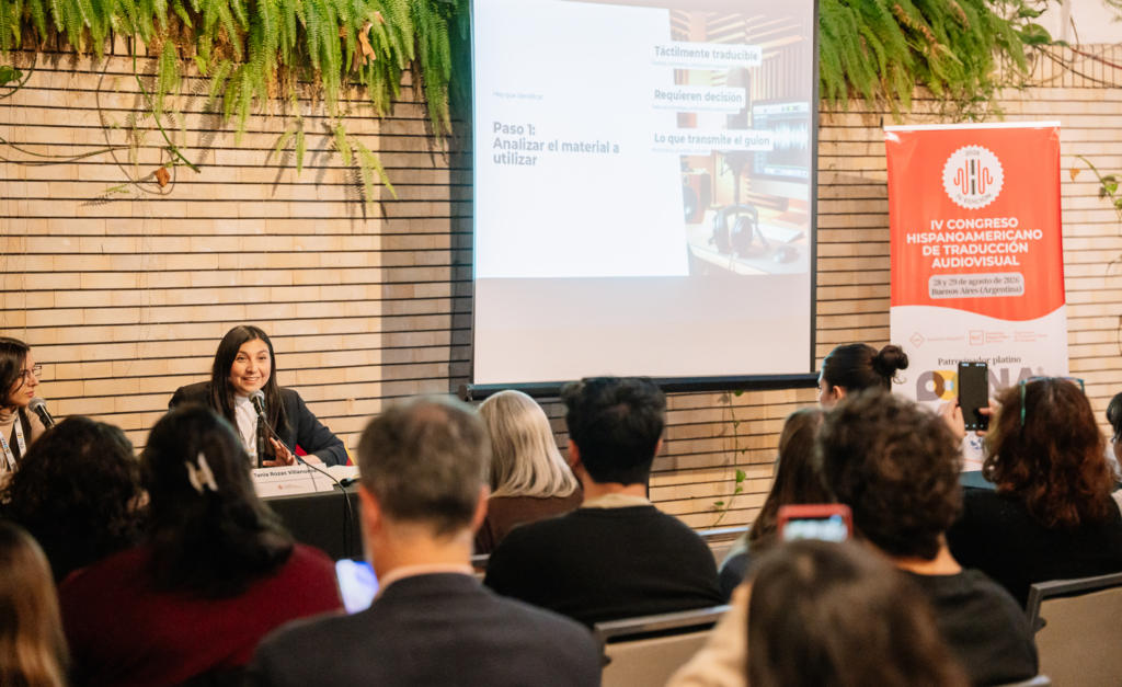 Académicos UDLA Congreso Hispanoamericano exponiendo