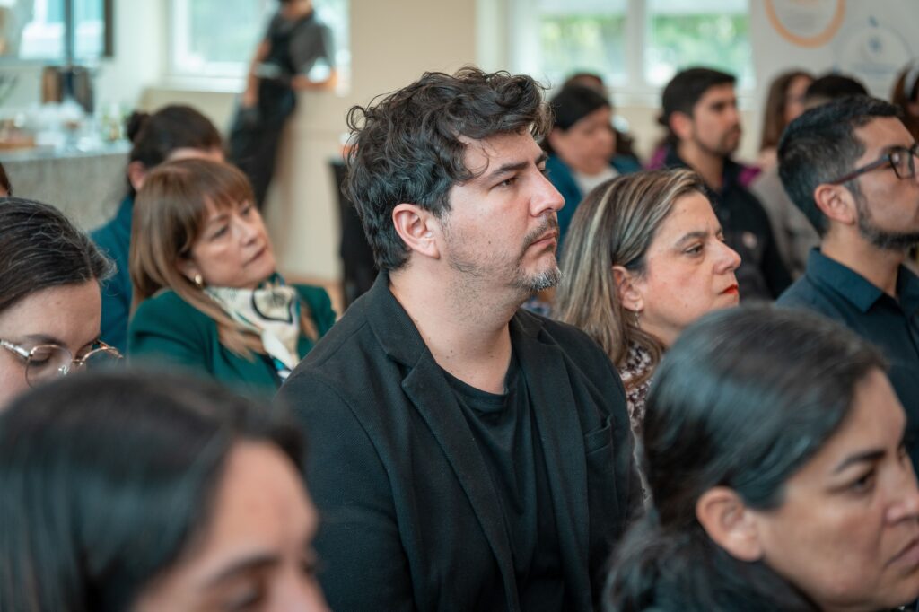 Hombre escuchando charla Ciencia Abierta