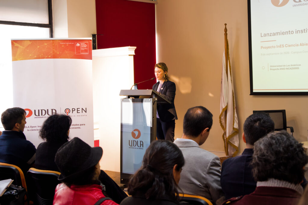 Catalina Olivos hablando en podio
