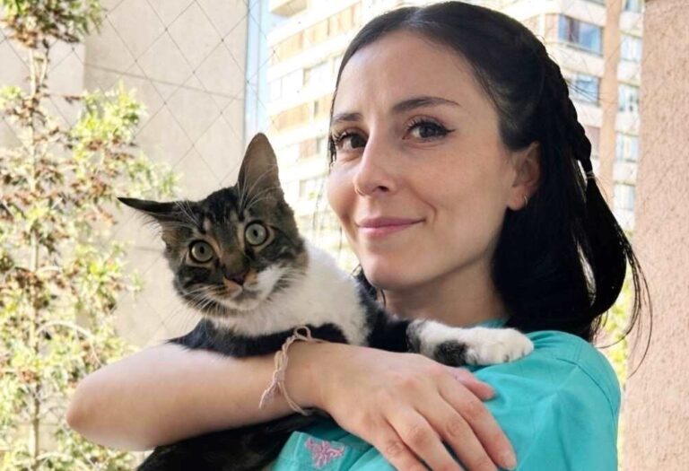 Egresada de Medicina Veterinaria Valentina Ledesma: “UDLA me entregó una base sólida para desarrollar razonamiento clínico y entender la importancia de la actualización permanente”  