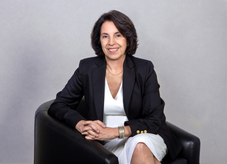 Rectora Pilar Romaguera recibe el premio Mujer UDLA 