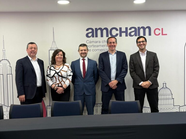 Directora General de eCampus participa en conversatorio sobre Inteligencia Artificial y educación de AmCham Chile